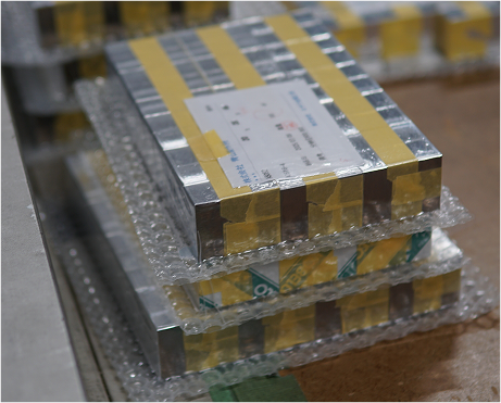 加工後の製品を緩衝材で梱包した様子